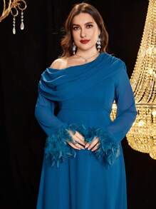 Modelyn Vestido mini de mujer de talla grande con cuello asimétrico, drapeado y decoración de plumas