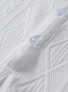 Manfinity Homme 男士度假休闲风，INS 推荐一款白色针织几何纹理提花宽松短袖 Polo 衫，半纽扣开襟。这款衬衫彰显法式优雅与浪漫，是夏威夷海滩度假、音乐节和日常穿着的完美之选。它也是送给男朋友或老公的理想礼物。男士短裤套装，男士两件套，男士几何纹理短袖 Polo 衫和短裤休闲装，男士衬衫套装，白色男装