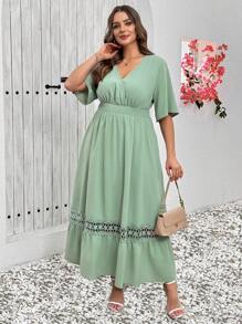 SHEIN Clasi 曲线加大码女式绿色纯色蕾丝腰荷叶边袖优雅 A 字下摆中长连衣裙，适合度假、女士度假装、女士夏装、商务休闲女装、外出装、女士办公装、女士春装、假日、复古装、 V 领连衣裙、女式长裙、优雅连衣裙、优雅女装、女士高档装、优雅女装、加大码优雅连衣裙、女士纯色连衣裙、女士纯色装、浪漫连衣裙、女士中长裙、蕾丝连衣裙、绿色连衣裙、鼠尾草绿色连衣裙