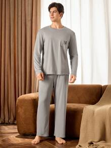 Manfinity Underwear&Sleepwear Basics Conjunto de pijama de hombre con mangas largas y pantalones largos con detalles bordados