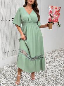 SHEIN Clasi 曲线加大码女式绿色纯色蕾丝腰荷叶边袖优雅 A 字下摆中长连衣裙，适合度假、女士度假装、女士夏装、商务休闲女装、外出装、女士办公装、女士春装、假日、复古装、 V 领连衣裙、女式长裙、优雅连衣裙、优雅女装、女士高档装、优雅女装、加大码优雅连衣裙、女士纯色连衣裙、女士纯色装、浪漫连衣裙、女士中长裙、蕾丝连衣裙、绿色连衣裙、鼠尾草绿色连衣裙
