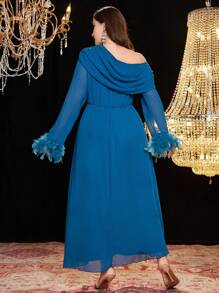 Modelyn Vestido mini de mujer de talla grande con cuello asimétrico, drapeado y decoración de plumas