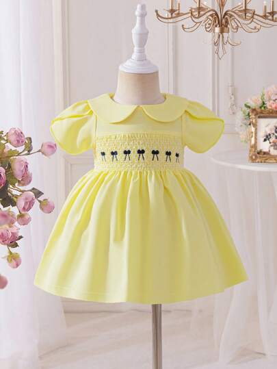 SHEIN Glamorique Kids 女婴 0-3 岁优雅蝴蝶装饰彼得潘领泡泡袖黄色连衣裙，适合婚礼、花童、生日