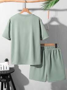 SHEIN Conjunto de 2 piezas para adolescente varón, con camiseta de manga corta con cuello redondo y pantalones cortos con gráfico de letra 3D en relieve, adecuado para ir al trabajo, a la escuela, para uso diario casual y deportes, para primavera/verano