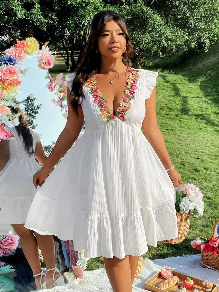 SHEIN LUNE Halloween Plus Size Women Plus Size V-Neck Embroidered Trim Textured Dress - White - View 1
