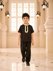SHEIN مجموعة مكونة من 2 قطعة ملابس علوية كم قصير مزين بالشريط وبنطال للصبي الصغير - الأسود - مشاهدة 6