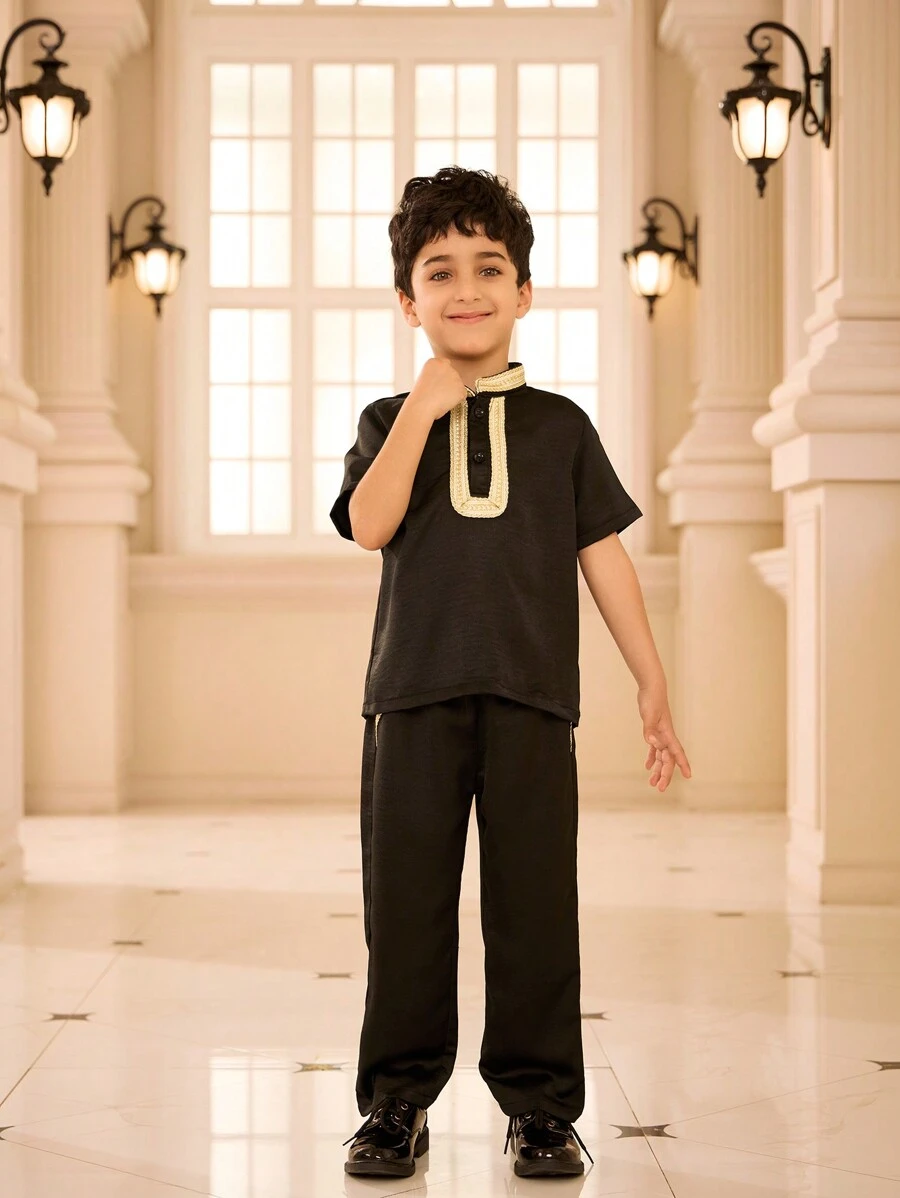 SHEIN مجموعة مكونة من 2 قطعة ملابس علوية كم قصير مزين بالشريط وبنطال للصبي الصغير - الأسود - مشاهدة 1