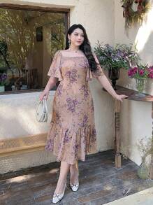 Dazy Petite Plus 加大码紫色花朵泡泡袖裹身裙，度假海滩风格春夏，荷叶边