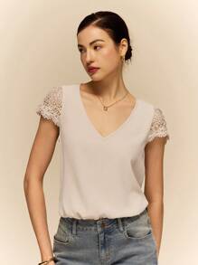 Poéselle Blusa de mujer con cuello en V de encaje de unicolor y parches, blusa de verano, blusa de encaje de unicolor, parte trasera de encaje a patchwork, blusa escotada, blusa de mujer de verano, blusa de invitada para la temporada de bodas, hecha de material cómodo