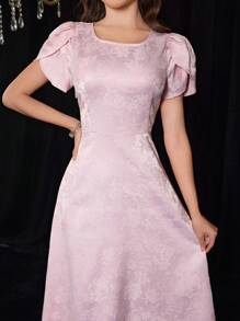 Modelyn 扇贝下摆纯色提花修身喇叭裙，适合春夏季