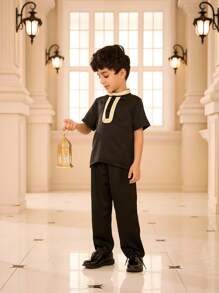 SHEIN مجموعة مكونة من 2 قطعة ملابس علوية كم قصير مزين بالشريط وبنطال للصبي الصغير - الأسود - مشاهدة 7