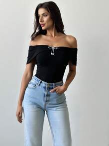 Firerie Camiseta negra ajustada con hombros descubiertos y decoración metálica, de estilo sencillo y elegante para festivales, ideal para ir de commute, primavera/verano y salidas