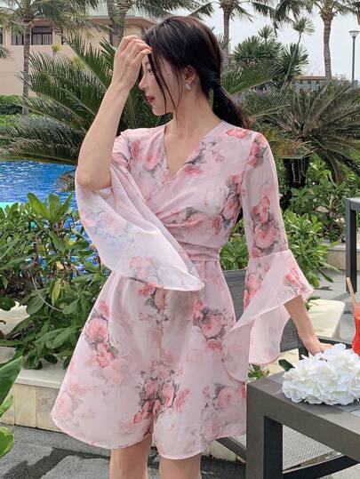 DAZY 女式全身碎花不对称荷叶边喇叭袖短裤连身裤，优雅度假装夏季女式连体裤