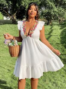 SHEIN LUNE Vestido de mujer talla grande con cuello en V, adornado con bordados y textura - Blanco - Ver 5