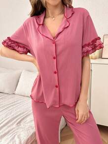 Conjunto de pijama de pantalón y top de doble capa con cuello de volantes y textura de ola en color rosa fucsia, atuendo de estar en casa
