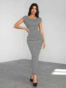 SHEIN Tall Vestido longo ajustado de mulher com estampa listrada e costas descobertas - Preto e Branco - Visão 2