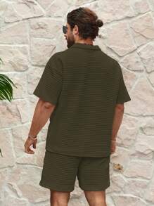 Manfinity RSRT 男士纯色纹理短袖 Polo 衫和短裤两件套，舒适服装 - 墨綠色 - 查看 2