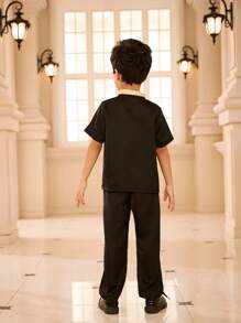 SHEIN مجموعة مكونة من 2 قطعة ملابس علوية كم قصير مزين بالشريط وبنطال للصبي الصغير - الأسود - مشاهدة 2