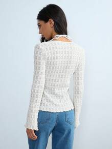 SHEIN Unity Camiseta de mujer de textura con escote en V, mangas con volantes y detalle de ojal falso, estilo vacacional - Beis - Ver 2