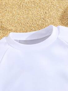 SHEIN Set de 2 piezas de traje de baño para niño preadolescente que incluye camiseta de manga corta con cuello redondo y estampado de hojas, y pantalón corto de cintura elástica, adecuado para otoño, primavera, verano, uso diario, actividades al aire libre, deportes, escuela, estilo callejero, fiestas y ocio en casa, playa, natación