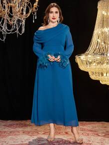 Modelyn Vestido mini de mujer de talla grande con cuello asimétrico, drapeado y decoración de plumas