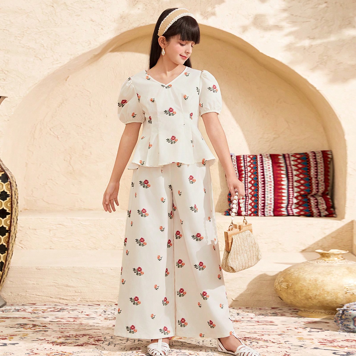 Conjunto de top de tirantes elegante con estampado floral y pantalones rectos para niña preadolescente