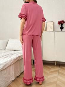 Conjunto de pijama de pantalón y top de doble capa con cuello de volantes y textura de ola en color rosa fucsia, atuendo de estar en casa