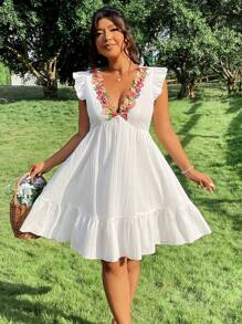 SHEIN LUNE Vestido de mujer talla grande con cuello en V, adornado con bordados y textura - Blanco - Ver 4