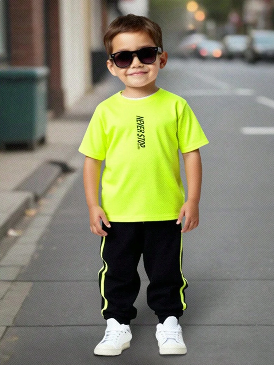 SHEIN 2 件 Tween Boy 活力休闲百搭字母印花短袖圆领 T 恤和松紧腰侧条纹运动裤套装,适合秋季、春季、夏季、日常穿着、户外、学校、街头、派对和休闲 - 彩色 - 查看 1
