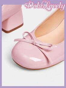 Dola Lovely Bombas de tacón grueso con punta redonda, tira trasera con moño, zapatos de tacón alto elegantes para dama