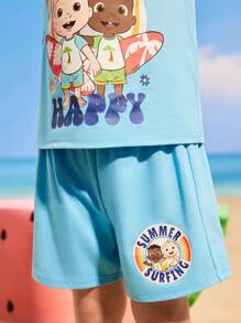 CoComelon X SHEIN Conjunto de camiseta de tirantes azul y pantalones cortos con estampado de personaje de dibujos animados de un niño pequeño surfista y palmeras en la playa, para vacaciones informales - Multicolor - Ver 7