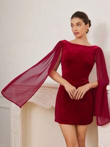 Aveloria Rosie Robe courte sexy et élégante à dos nu, col cape, manches en mousseline de soie et velours rouge, tenue romantique de vacances