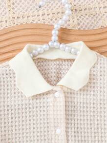 SHEIN Vintaside Kids Bộ đồ thường ngày cho bé gái 2 món, áo sơ mi cài nút cổ nhún bèo màu mơ xuân/hè mới & quần ống rộng rộng rãi, trang phục cho bé 1 tuổi, thiết kế tổng thể tối giản và thanh lịch - Màu be - Xem 4