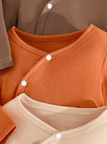 SHEIN Playful Pals Este conjunto de 3 piezas de pelele está diseñado bellamente con materiales de alta calidad, brindando total comodidad y conveniencia para bebés y niños pequeños. El conjunto incluye tres peleles, cada con diseños y detalles diferentes para satisfacer las diversas necesidades de uso de los bebés en diferentes ocasiones.