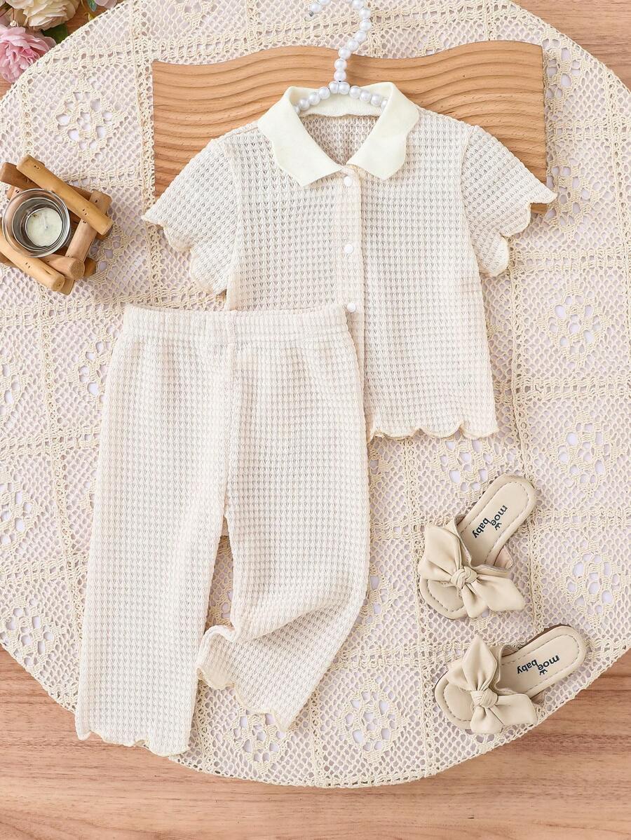 SHEIN Vintaside Kids Bộ đồ thường ngày cho bé gái 2 món, áo sơ mi cài nút cổ nhún bèo màu mơ xuân/hè mới & quần ống rộng rộng rãi, trang phục cho bé 1 tuổi, thiết kế tổng thể tối giản và thanh lịch - Màu be - Xem 1
