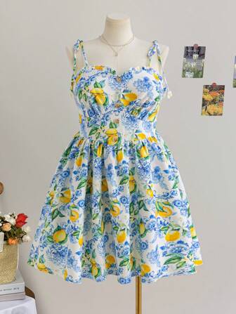 Soleia 大码浪漫白色、蓝色和柠檬印花吊带裙，配钩针花卉肩带和领带，夏日度假装