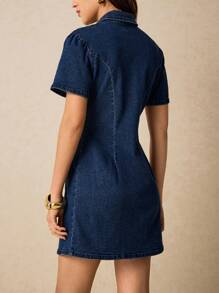 Poéselle 别致的牛仔纽扣迷你连衣裙，带有金色装饰 - 非常适合休闲外出、周末早午餐和轻松的日常风格 - 深色水洗藍 - 查看 2