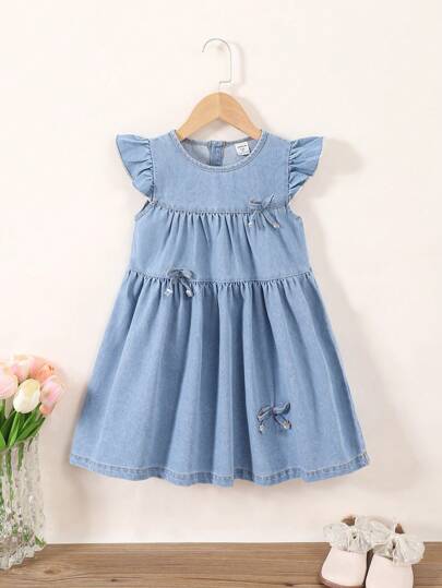 年轻女孩休闲校园风格蓝色编织牛仔连衣裙，带蝴蝶结装饰，适合日常穿着