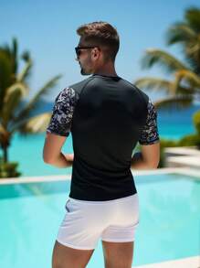 Manfinity Swimmode Camiseta de manga corta de surf de media cremallera con cuello redondo y pantalón de baño estampado en tie dye para hombre, estilo hawaiano