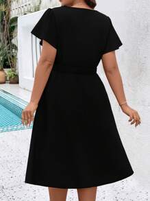 SHEIN LUNE Plus Size Women Letnia Sukienka Z Dekoltem W Serek Haftowana Z Krótkim Rękawem Casual