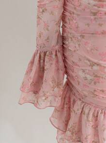 Soleia فستان صيفي صغير للسيدات السمينات من القماش المطبع الوردي الرومانسي الشبكي مع كشكشة على الأكتاف، مناسب لرحلات الشاطئ والمنتجعات