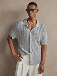 SHEIN X ELOISA & ORSON AKNOTIC Suéter tipo polo de punto casual y elegante para hombres con decoración de perlas de ganchillo, ajuste elástico, adecuado para verano, vacaciones, atuendo diario, fiesta, parejas