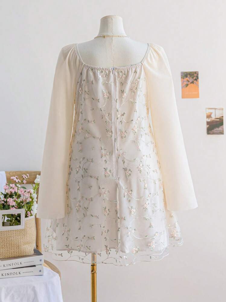 SHEIN Dreamara Vestido mini de talla grande con bordado floral romántico, diseño evasé y mangas largas acampanadas para mujer, ideal para vacaciones de primavera - Blanco - Añade 2