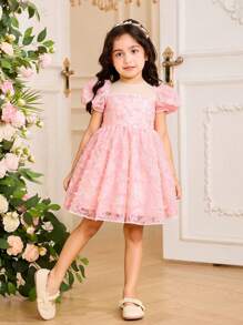 SHEIN Glamorique Kids 年轻女孩优雅 3D 刺绣泡泡袖夏季派对连衣裙，适合日常穿着、派对和聚会，传达优雅、纯真和可爱的氛围 - 粉色 - 查看 3