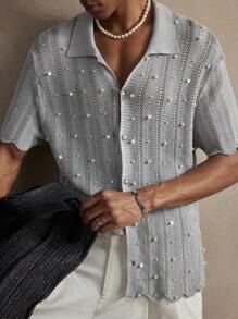 SHEIN X ELOISA & ORSON AKNOTIC Suéter tipo polo de punto casual y elegante para hombres con decoración de perlas de ganchillo, ajuste elástico, adecuado para verano, vacaciones, atuendo diario, fiesta, parejas