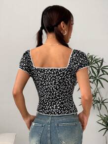 Flirla Blouse à encolure carrée, manches bouffantes et panneaux avec imprimé floral noir éparpillé pour femmes