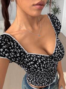 Flirla Blouse à encolure carrée, manches bouffantes et panneaux avec imprimé floral noir éparpillé pour femmes