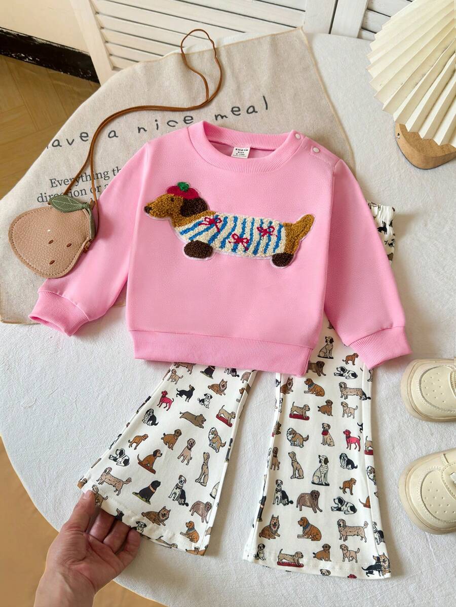 SHEIN Playful Pals 2 件套女婴时尚休闲百搭柔软针织面料圆领套头运动衫，带 3D 刺绣、贝雷帽和条纹腊肠犬印花长袖喇叭裤套装 - 彩色 - 查看 1