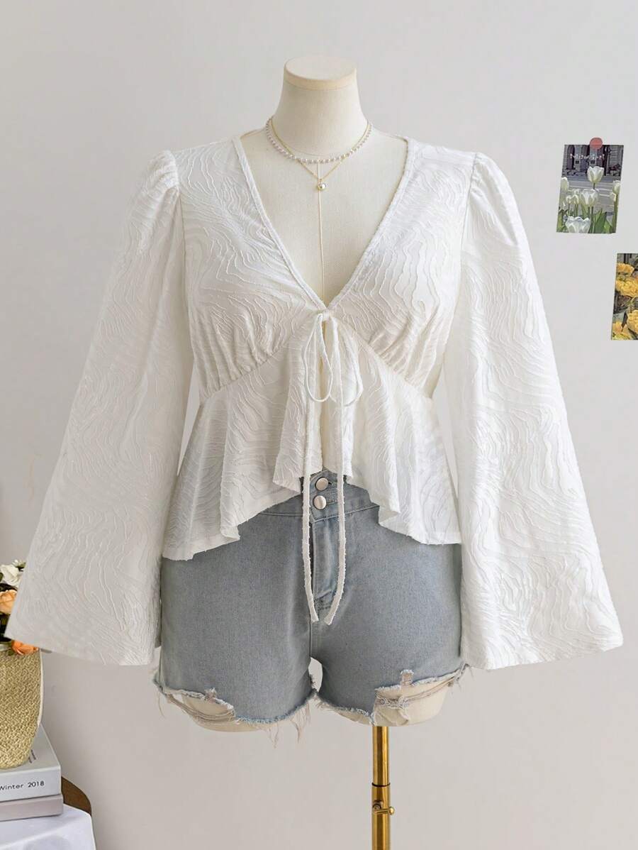 Soleia Blusa de manga larga con volantes en el bajo para mujer talla grande para vacaciones, escote en V, manga abullonada, color blanco texturizado, apta para citas, tardes de té - Blanco - Ver 1