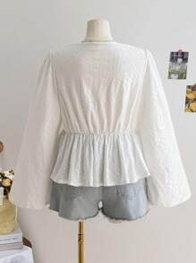 Soleia Blusa de manga larga con volantes en el bajo para mujer talla grande para vacaciones, escote en V, manga abullonada, color blanco texturizado, apta para citas, tardes de té - Blanco - Ver 2